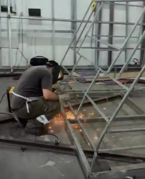 Detalhes de acabamento premium em trailer habitacional